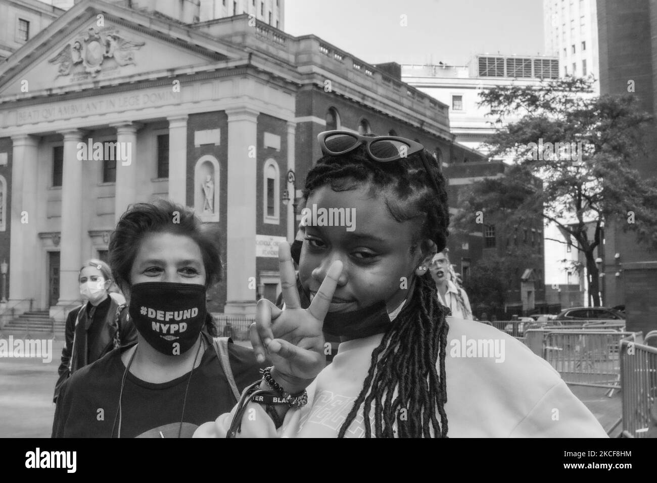 (NOTE DE LA RÉDACTION : l'image a été convertie en noir et blanc) Un rassemblement de protestation a eu lieu au 1 police Plaza à New York, aux États-Unis, sur 25 mai 2021 pour protester contre la mort de civils par les mains de la police de la ville de New York, Lors du premier anniversaire de la mort de George Floyd par une police de Minneapolis officer.Organized par le Mass action Network, la manifestation a été pacifique avec de nombreux manifestants Black Lives Matters qui hurlait pour définancer le département de police de New York. L'épouse d'Andrew Kearse, qui a été tasée par la police de la ville de New York, était là pour exiger une action sur le procès de la mort de son mari. (Photo de Diana R. Banque D'Images