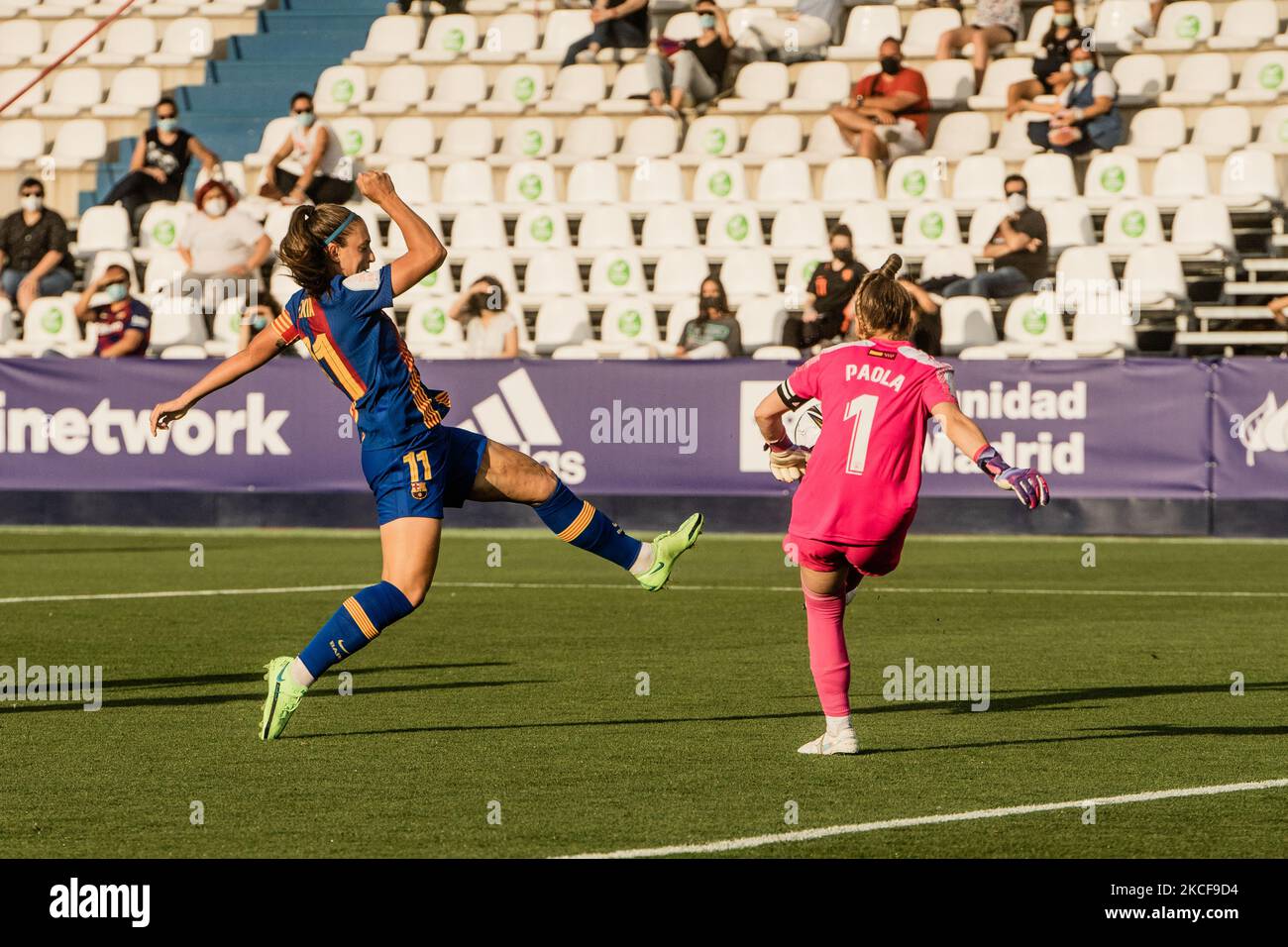 Paola de Madrid CFF et Maca du FC Barcelone en action pendant la coupe d'Espagne féminine, Copa de la Reina, match de football semi-final joué entre Madrid CFF et FC Barcelone à l'Estadio Municipal Butarque stade sur 26 mai 2021 à Leganes, Espagne. (Photo de Jon Imanol Reino/NurPhoto) Banque D'Images