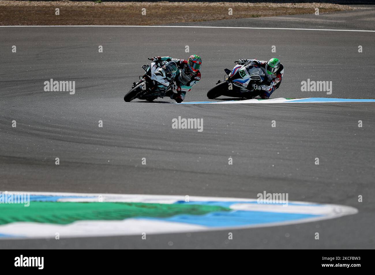 British Chaz Davies d'Aruba.IT Racing - Ducati (L) et Irish Eugene Laverty de RC Squadra Corse concourent pendant le superpole du Championnat du monde FIM Superbike WorldSBK Estoril Round au Circuito Estoril à Cascais, Portugal sur 29 mai 2020. (Photo par Pedro Fiúza/NurPhoto) Banque D'Images