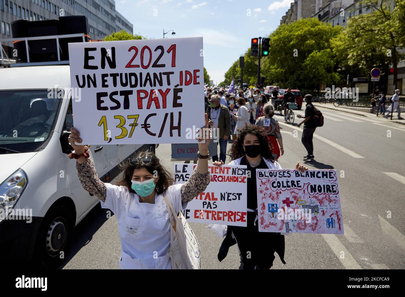 Manifestation des travailleurs de la santé à Paris, en France, sur 29 mai 2021. Ils exigent de meilleures conditions de travail, une augmentation du nombre de personnel et un soutien accru pour leur secteur. (Photo par Adnan Farzat/NurPhoto) Banque D'Images
