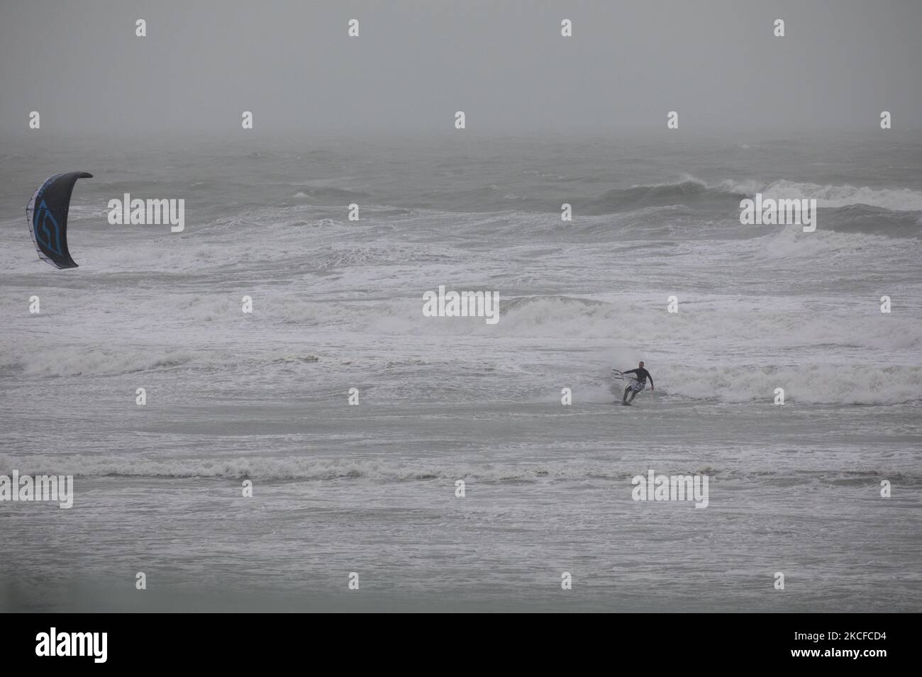 De grandes vagues sont vues derrière une planche à voile pratiquant un jour de pluie à New Brighton, Christchurch, Nouvelle-Zélande sur 30 mai 2021.MetService a mis en place le code rouge avertissement de conditions météorologiques sévères pour la région de Canterbury (photo par Sanka Vidanagama/NurPhoto) Banque D'Images