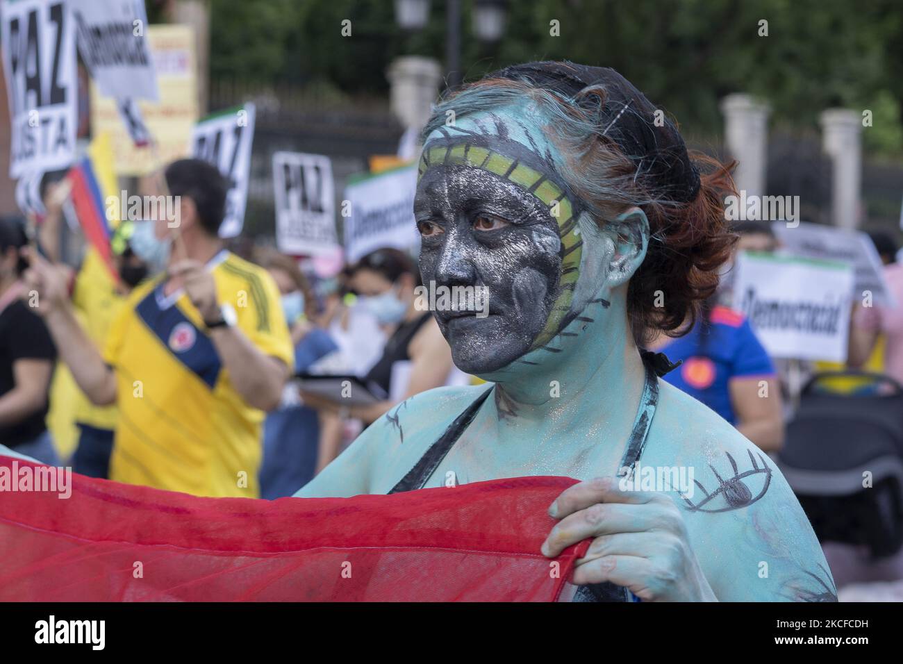 Manifestant lors d'une manifestation en faveur du peuple colombien sous le slogan 'S.O.S. Colombie' à Madrid sur 29 mai 2021. - La Colombie a marqué un mois complet de troubles sociaux qui a coûté des dizaines de vies. Les protestations, initialement contre une réforme fiscale proposée, se sont rapidement transformées en une démonstration plus large du sentiment anti-gouvernement dans un pays luttant contre la violence en cours et les difficultés économiques aggravées par l'épidémie du coronavirus. (Photo par Oscar Gonzalez/NurPhoto) Banque D'Images