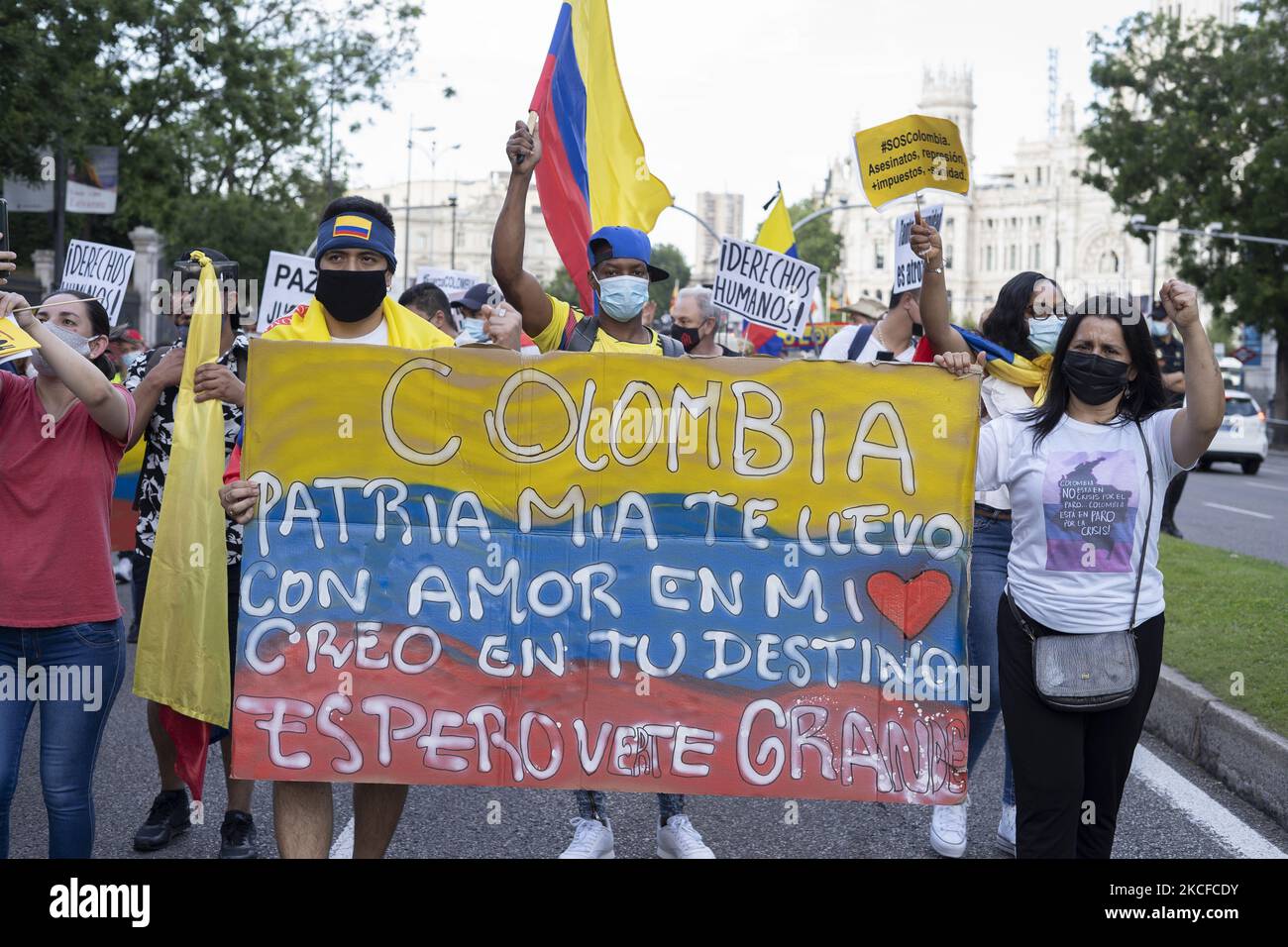 Manifestant lors d'une manifestation en faveur du peuple colombien sous le slogan 'S.O.S. Colombie' à Madrid sur 29 mai 2021. - La Colombie a marqué un mois complet de troubles sociaux qui a coûté des dizaines de vies. Les protestations, initialement contre une réforme fiscale proposée, se sont rapidement transformées en une démonstration plus large du sentiment anti-gouvernement dans un pays luttant contre la violence en cours et les difficultés économiques aggravées par l'épidémie du coronavirus. (Photo par Oscar Gonzalez/NurPhoto) Banque D'Images