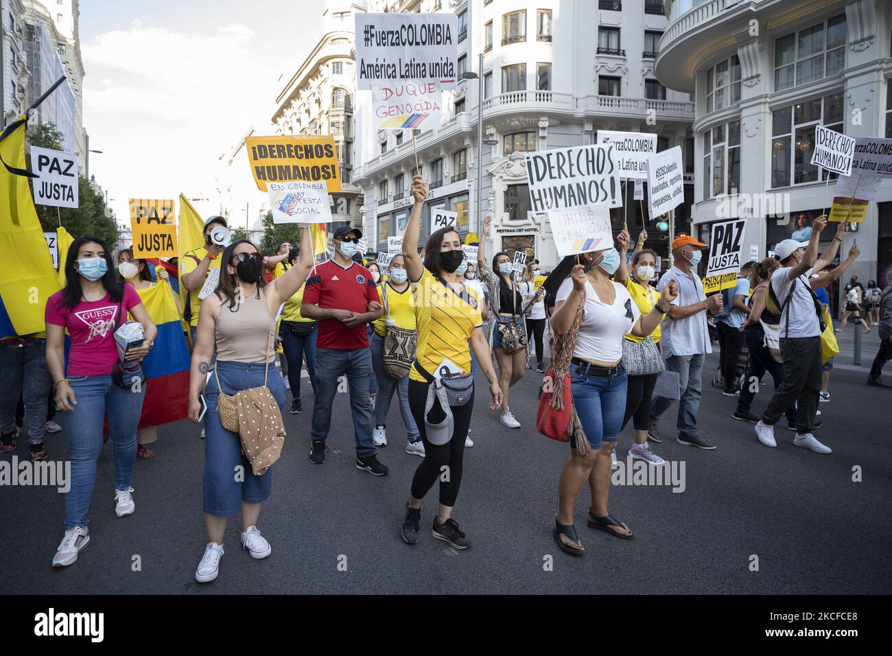 Manifestant lors d'une manifestation en faveur du peuple colombien sous le slogan 'S.O.S. Colombie' à Madrid sur 29 mai 2021. - La Colombie a marqué un mois complet de troubles sociaux qui a coûté des dizaines de vies. Les protestations, initialement contre une réforme fiscale proposée, se sont rapidement transformées en une démonstration plus large du sentiment anti-gouvernement dans un pays luttant contre la violence en cours et les difficultés économiques aggravées par l'épidémie du coronavirus. (Photo par Oscar Gonzalez/NurPhoto) Banque D'Images