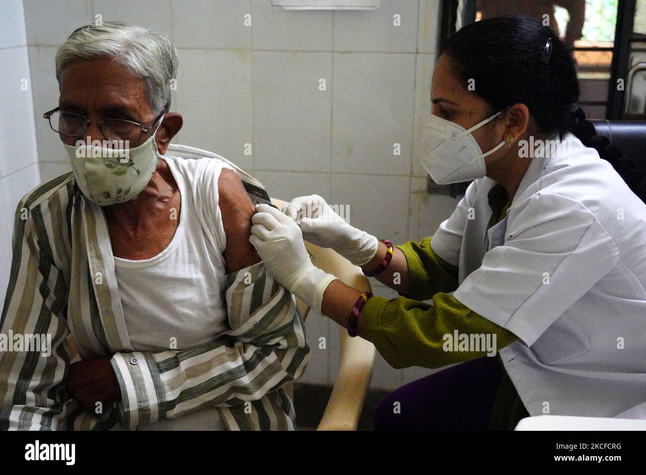 Le travailleur de la santé indien inocule les personnes qui ont reçu une dose du vaccin contre le coronavirus Covid-19 dans Un centre de vaccination à Pushkar, Rajasthan, Inde, le 30 mai 2021. (Photo par Himanshu Sharma/NurPhoto) Banque D'Images