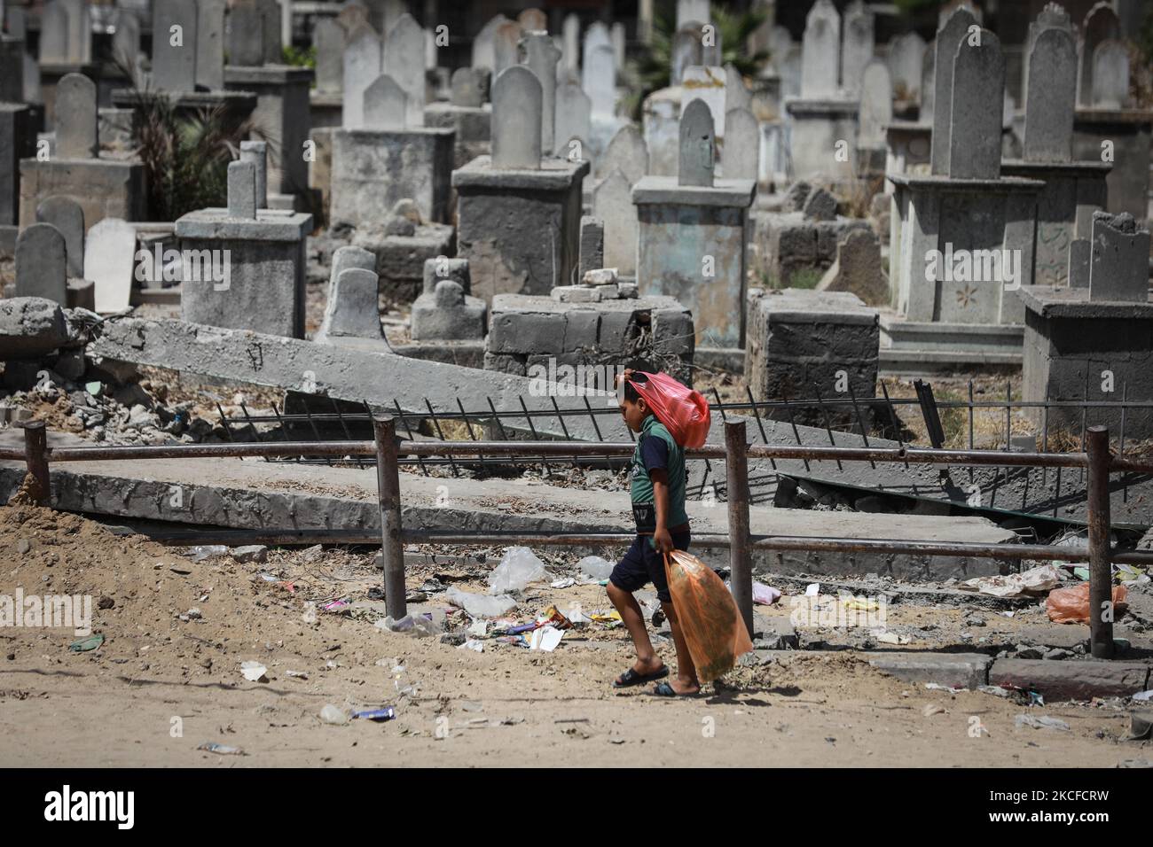 Une photo prise sur 30 mai 2021 montre les dégâts causés aux tombes du vieux cimetière de Shujaiya dans la ville de Gaza. - Un cessez-le-feu a été atteint à la fin de la semaine dernière, après 11 jours de violence meurtrière entre Israël et le mouvement du Hamas qui dirige Gaza, arrêtant les bombardements dévastateurs d'Israël sur l'enclave côtière palestinienne surpeuplée qui, selon le ministère de la Santé de Gaza, a tué 248 Palestiniens, dont 66 enfants, et a blessé plus de 1 900 personnes. Pendant ce temps, les roquettes de Gaza ont fait 12 morts en Israël, dont un enfant et un soldat israélien. (Photo de Majdi Fathi/NurPhoto) Banque D'Images