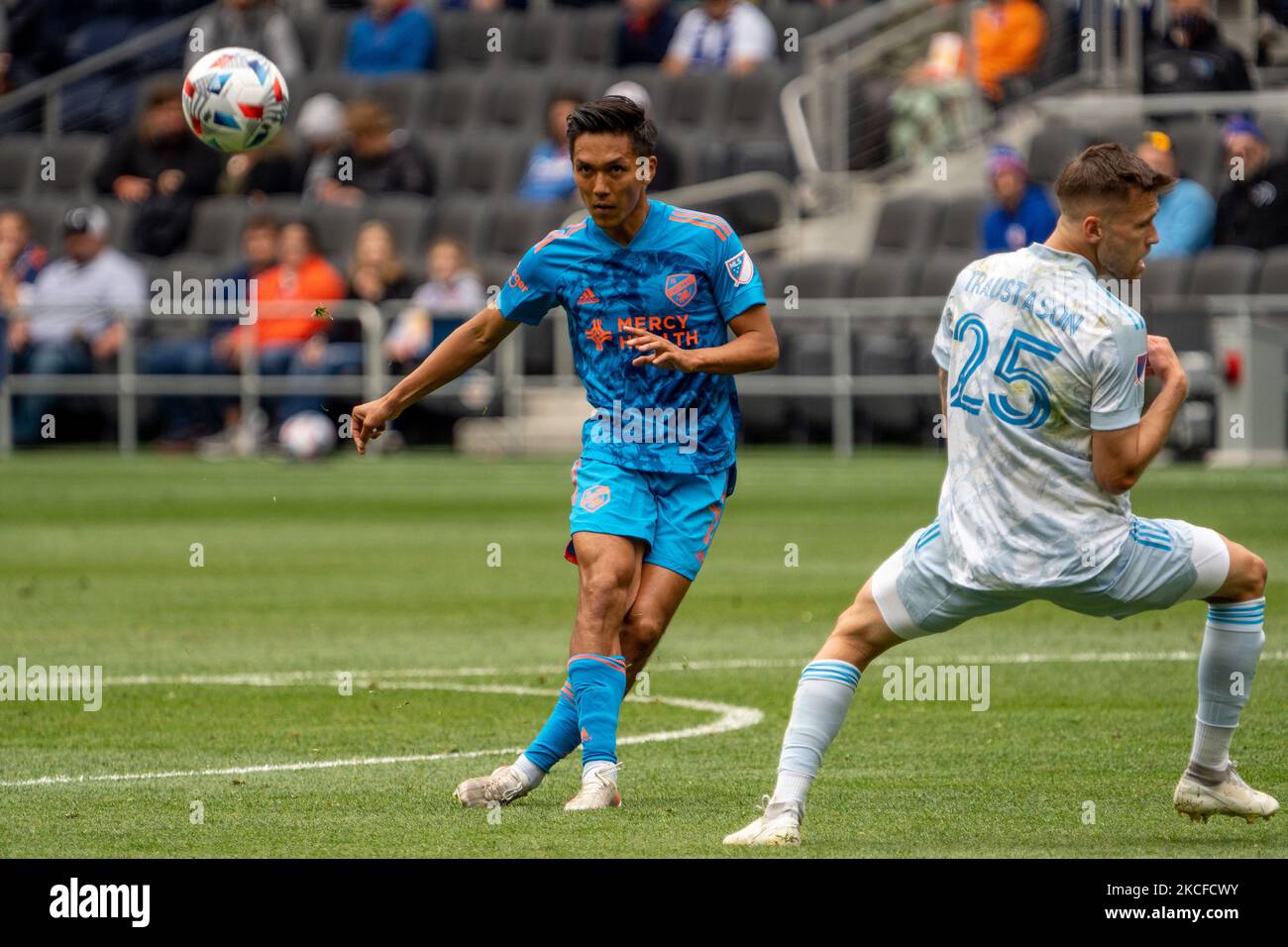 Yuya Kubo, du FC Cincinnati, donne le ballon lors d'un match de football MLS entre le FC Cincinnati et la révolution de la Nouvelle-Angleterre au stade TQL, samedi, 29 mai 2021, à Cincinnati, OH. (Photo de Jason Whitman/NurPhoto) Banque D'Images