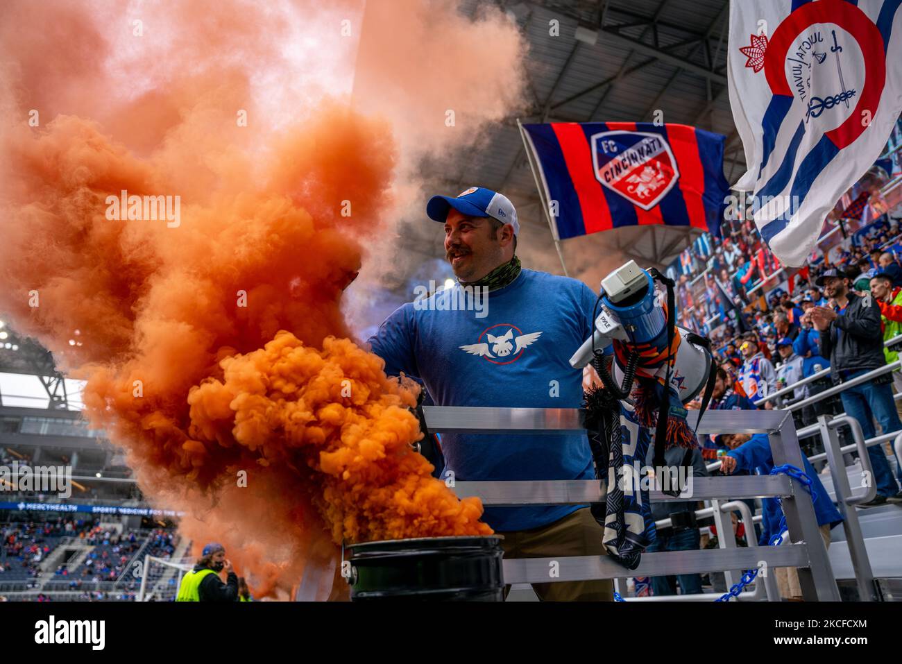 La fumée orange s'échappe lorsque les fans du FC Cincinnati applaudissent lors d'un match de football MLS entre le FC Cincinnati et la Nouvelle-Angleterre Revolution au stade TQL, samedi, 29 mai 2021, à Cincinnati, OH. (Photo de Jason Whitman/NurPhoto) Banque D'Images