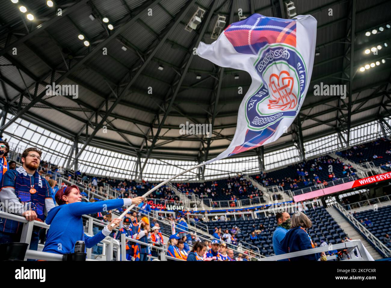 Un fan du FC Cincinnati fait l'effet d'un grand drapeau lors d'un match de football MLS entre le FC Cincinnati et la Nouvelle-Angleterre Revolution au stade TQL, samedi, 29 mai 2021, à Cincinnati, OH. (Photo de Jason Whitman/NurPhoto) Banque D'Images