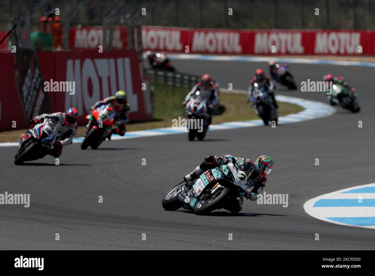 Le Britannique Chaz Davies de Ducati Panigale V4 R (front) participe à la course 2 du championnat du monde FIM Superbike Estoril Round au Circuito Estoril à Cascais, Portugal sur 30 mai 2021. (Photo par Pedro Fiúza/NurPhoto) Banque D'Images