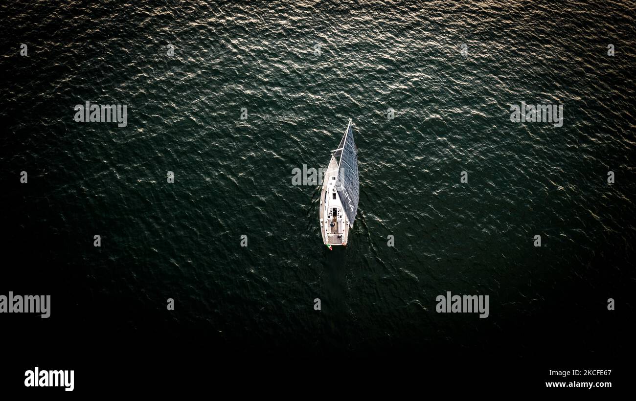 Vue d'un voilier par drone au coucher du soleil à Sottomarina, Chioggia, Italie, sur 30 mai 2021. (Photo de Manuel Romano/NurPhoto) Banque D'Images