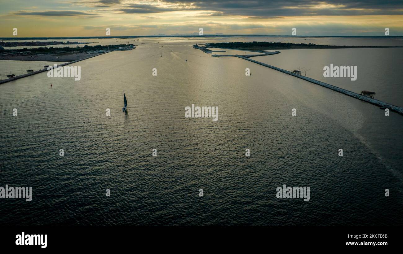 Vue d'un voilier par drone au coucher du soleil à Sottomarina, Chioggia, Italie, sur 30 mai 2021. (Photo de Manuel Romano/NurPhoto) Banque D'Images