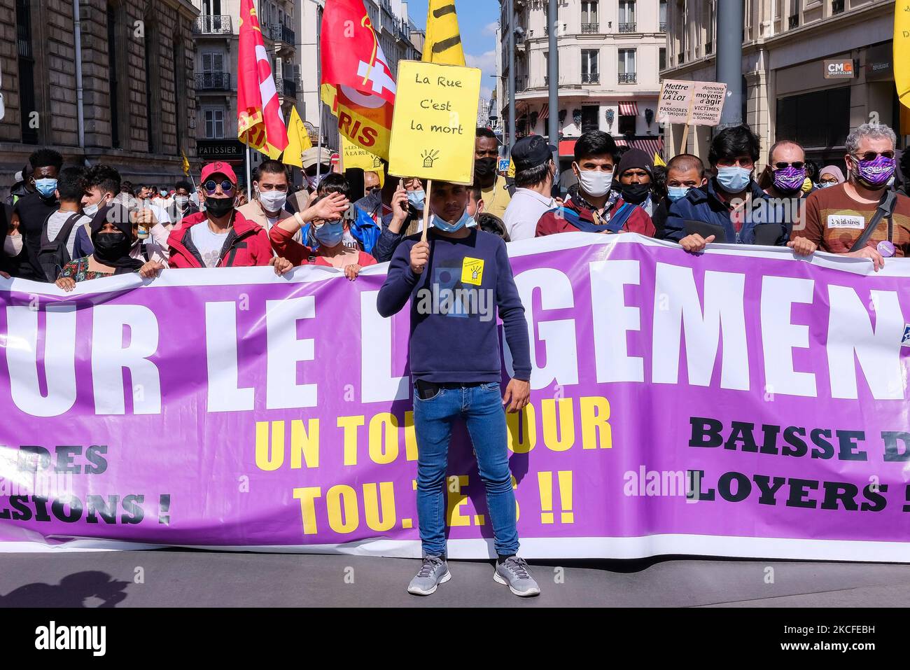 Manifestation pour le droit au logement à Paris, en France, sur 30 mai 2021, pour dénoncer la fin de la « trêve d'hiver » et le début des expulsions locatives. La manifestation a été l'occasion d'imposer à la préfecture le réhébergement de près de 800 personnes. (Photo de Vincent Koebel/NurPhoto) Banque D'Images