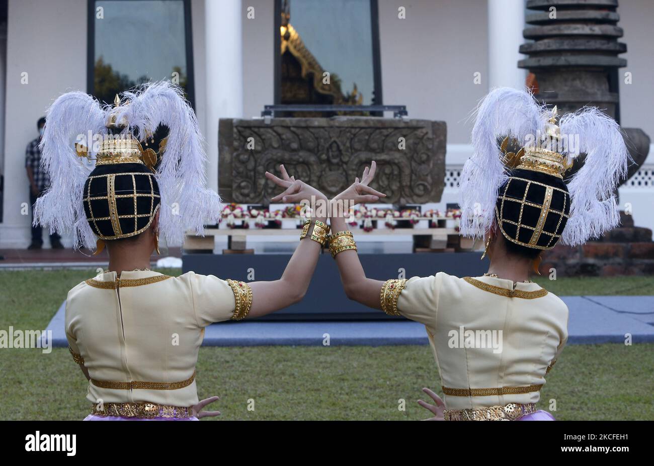 Les danseurs se produisent devant l'un des deux linteaux de grès qui auraient été volés de Thaïlande il y a environ 60 ans, leur retour des États-Unis en Thaïlande lors d'une cérémonie de bienvenue à célébrer au Musée national de Thaïlande à Bangkok sur 31 mai 2021. (Photo de Chaiwat Subprasom/NurPhoto) Banque D'Images