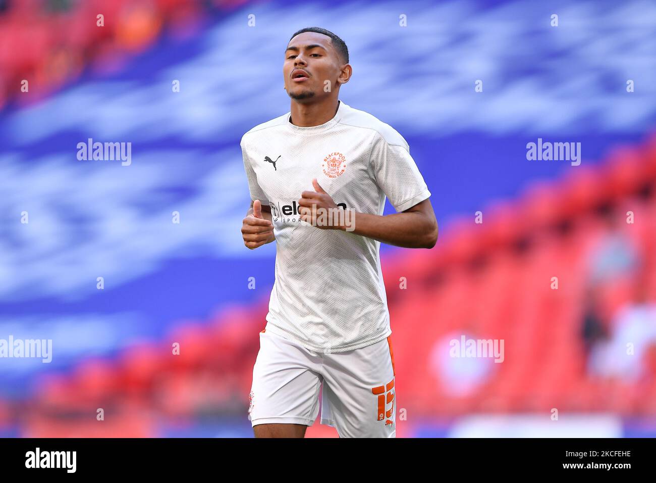 Demi Mitchell de Blackpool se réchauffe avant le lancement du match de la Sky Bet League 1 entre Blackpool et Lincoln City au stade Wembley, Londres, Royaume-Uni, le 30th mai 2021. (Photo de Jon Hobley/MI News/NurPhoto) Banque D'Images