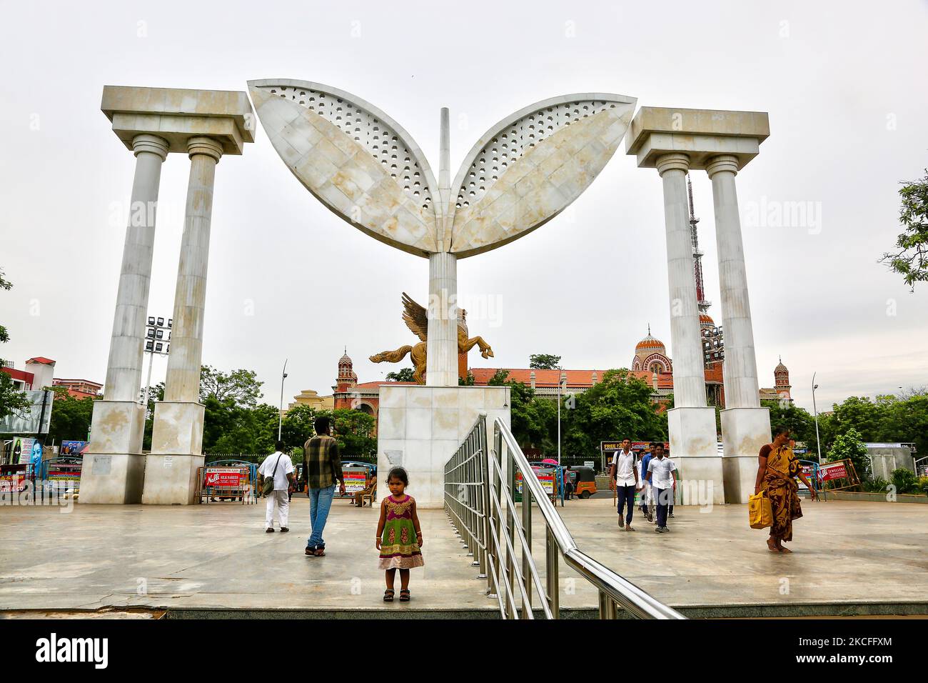 M.G.R et complexe commémoratif Jayalalithaa (officiellement Bharat Ratna Puratchi Thalaivar Dr. M.G.R et Puratchi Thalavi Amma Selvi. J. Jayalalithaa Memorial Complex) est un complexe commémoratif construit sur la plage de Marina à Chennai, Tamil Nadu, en Inde. Le mémorial a été construit à la mémoire des anciens ministres en chef du Tamil Nadu, M. G. Ramachandran, J. Jayalalithaa et Karunanidhi dont les corps ont été enterrés sur le site de 6 décembre 2016. (Photo de Creative Touch Imaging Ltd./NurPhoto) Banque D'Images