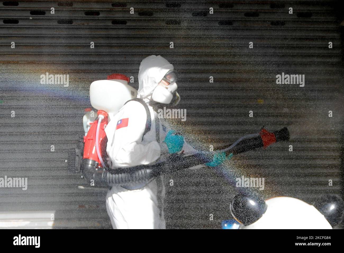 Des officiers militaires ayant un EPI désinfectent des zones de Wanhua, Taipei, à la suite d'une vague de cas et de décès domestiques, à Taipei, Taïwan, le 2 juin 2021. Le pays est confronté à une pénurie de vaccins, parallèlement à l'impact de la pandémie sur son économie. (Photo de CEng Shou Yi/NurPhoto) Banque D'Images