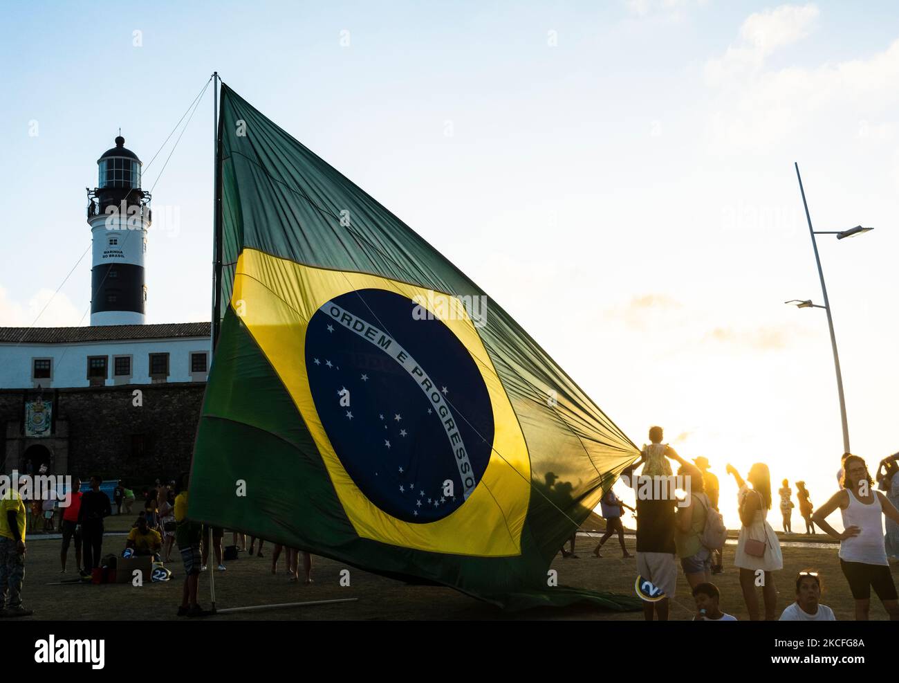 Salvador, Bahia, Brésil - 22 octobre 2022: Les partisans du Président du Brésil Jair Bolsonaro, placent un grand drapeau brésilien à Farol da Barra squar Banque D'Images