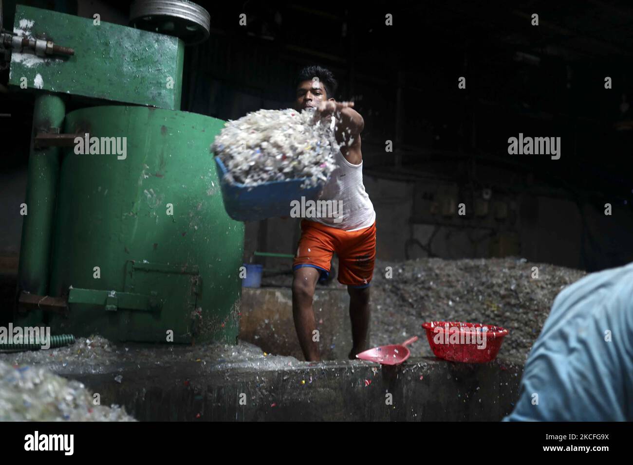 Les femmes qui travaillent passent par des bouteilles en polyéthylène téréphtalate (PET) dans une usine de recyclage à Dhaka, au Bangladesh, sur le 02 juin 2021. Le recyclage des bouteilles en plastique est devenu une activité en pleine croissance au cours des deux dernières années et contribue à protéger l'environnement. Selon la Bangladesh PET Flakes Manufacturers and Exportateurs Association (BPFMEA), le Bangladesh exporte en moyenne près de 30 000 tonnes de flocons de bouteilles en PET, principalement vers la Chine, la Corée du Sud et Taïwan, pour une valeur de $14 millions de dollars par an. (Photo de Kazi Salahuddin Razu/NurPhoto) Banque D'Images