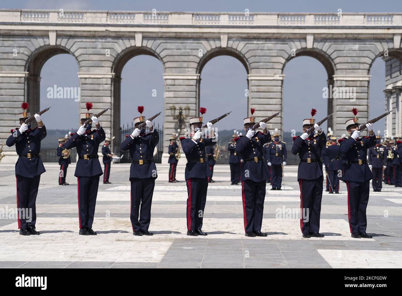 Les entrées du palais participent à une cérémonie solennelle de relève
