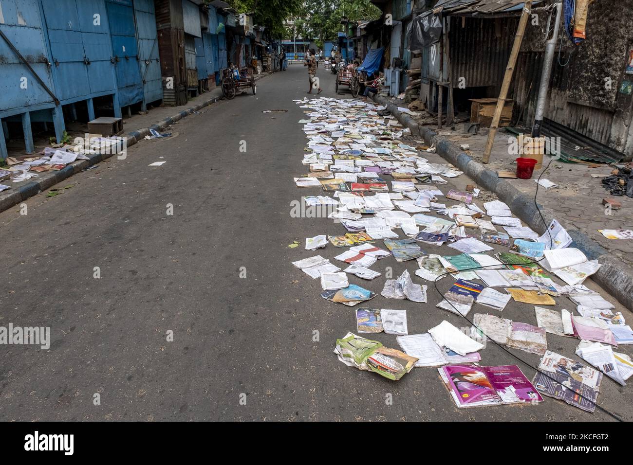 En raison de fortes pluies pendant la chute du cyclone YAAS, de nombreuses librairies ont été submergées et les livres ont été endommagés en raison de rues engorgées. Les commerçants ont gardé des livres sur les routes vides pour sécher à Kolkata, en Inde, sur 2 juin 2021. Le gouvernement a accordé plusieurs exceptions à certains petits magasins de détail lors d'un confinement imposé par l'État du Bengale occidental pour freiner la propagation de la deuxième vague de Covid-19. (Photo de Dipayan Bose/NurPhoto) Banque D'Images