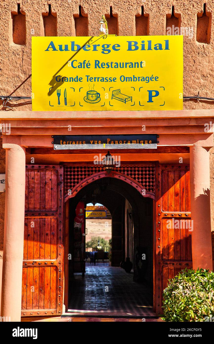 Café près du village historique d'ait Benhaddou (Ksar d'ait-Ben-Haddou) au Maroc, Afrique. Le village d'ait Benhaddou est situé au sommet d'une colline et protège une série de maisons de terre Kasbahs et Ksour. (Photo de Creative Touch Imaging Ltd./NurPhoto) Banque D'Images