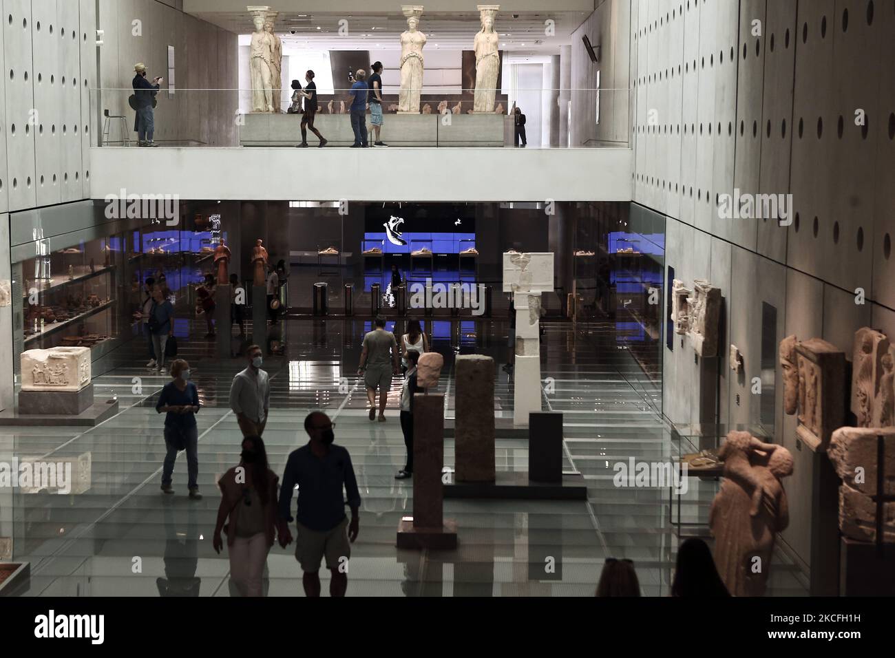 Les touristes visitent le nouveau musée de l'Acropole, à Athènes sur 2 juin 2021 (photo de Panayotis Tzamaros/NurPhoto) Banque D'Images