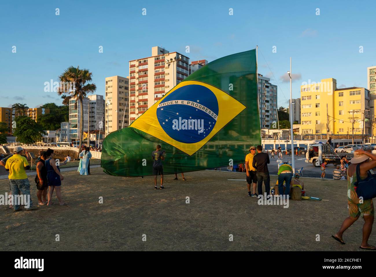 Salvador, Bahia, Brésil - 22 octobre 2022: Les partisans du Président du Brésil Jair Bolsonaro, protestent en plaçant un grand drapeau brésilien à Farol d Banque D'Images