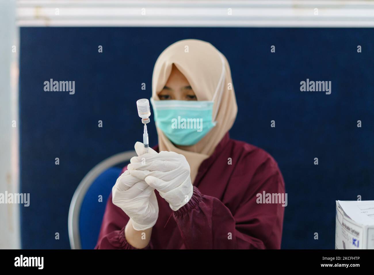 Un professionnel de la santé prépare une dose du vaccin Covid-19 de Sinovac Biotech Ltd. Pendant la vaccination de masse à Salatiga sur 3 juin 2021. Le ministère indonésien de la Santé vise une augmentation du programme de vaccination, qui passe de 500 000 doses par jour à 1 millions de doses par jour. (Photo par Galih Yoga/NurPhoto) Banque D'Images