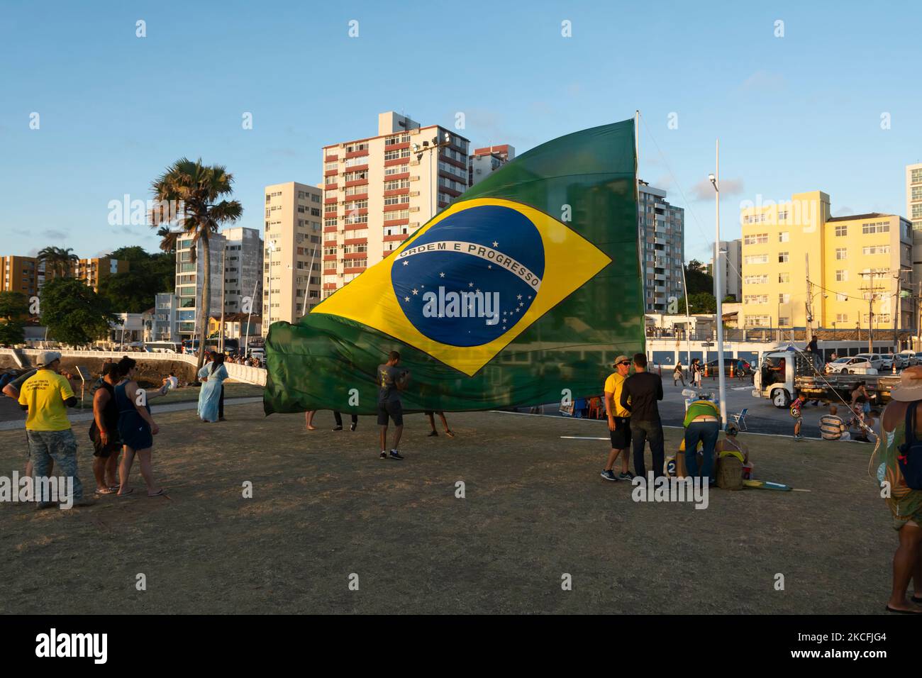 Salvador, Bahia, Brésil - 22 octobre 2022: Les partisans du Président du Brésil Jair Bolsonaro, protestent en plaçant un grand drapeau brésilien à Farol d Banque D'Images