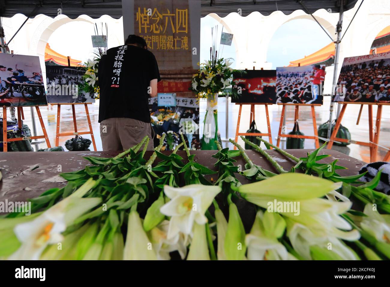 Citizens and Lam Wing Kee, librairie de Hong Kong qui s'est enfui à Taïwan pour éviter la répression politique, vu dans un stand de commémoration du massacre de la place Tienanmen en 32nd, ou incident de 4 juin, à la place de la liberté à Taipei, Taïwan, le 4 juin 2021. (Photo de CEng Shou Yi/NurPhoto) Banque D'Images Citizens and Lam Wing Kee, librairie de Hong Kong qui s'est enfui à Taïwan pour éviter la répression politique, vu dans un stand de commémoration du massacre de la place Tienanmen en 32nd, ou incident de 4 juin, à la place de la liberté à Taipei, Taïwan, le 4 juin 2021. (Photo de CEng Shou Yi/NurPhoto) Banque D'Images