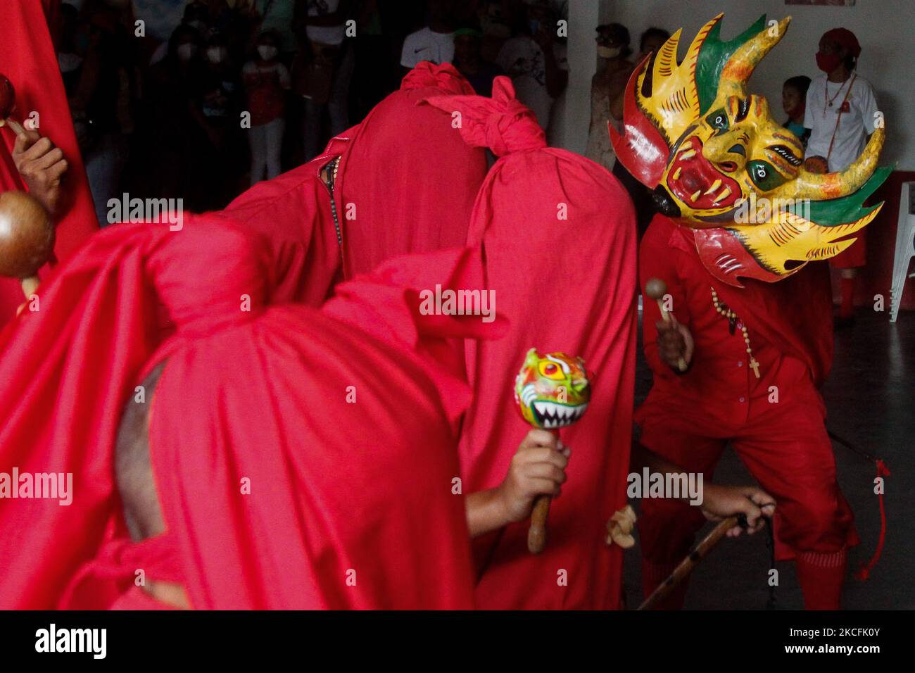 Des hommes vêtus de Diablos dansent et jouent des maracas lors de la célébration du Corpus Christi au milieu de la pandémie du coronavirus à San Francisco de Yare, Miranda, Venezuela sur 03 juin 2021 (photo de Javier Campos/NurPhoto) Banque D'Images