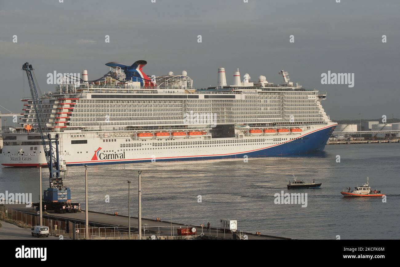 4 juin 2021 - Port Canaveral, Floride, États-Unis - le Mardi gras, Carnival Cruise Lines le plus récent navire, tourne autour comme il arrive à Port Canaveral, son port d'origine, sur 4 juin 2021 à Port Canaveral, Floride. Ce navire de 1 130 mètres de long est le premier navire de croisière des Amériques alimenté par le gaz naturel liquéfié et le premier à être équipé d'une roue à roulettes. (Photo de Paul Hennessy/NurPhoto) Banque D'Images