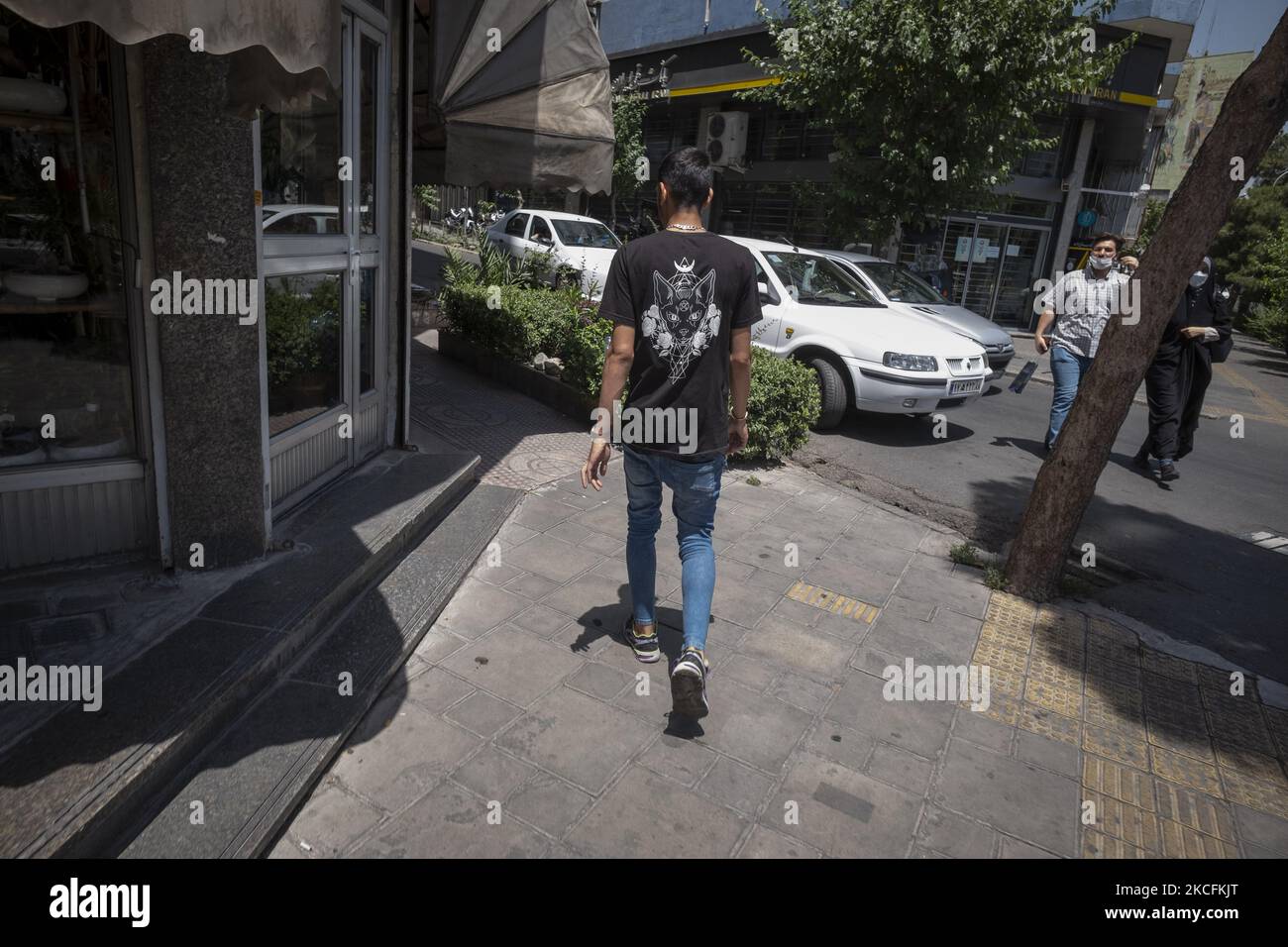 Un iranien se promène dans la rue du centre-ville de Téhéran pendant les jours de la campagne électorale présidentielle sur 3 juin 2021. (Photo de Morteza Nikoubazl/NurPhoto) Banque D'Images