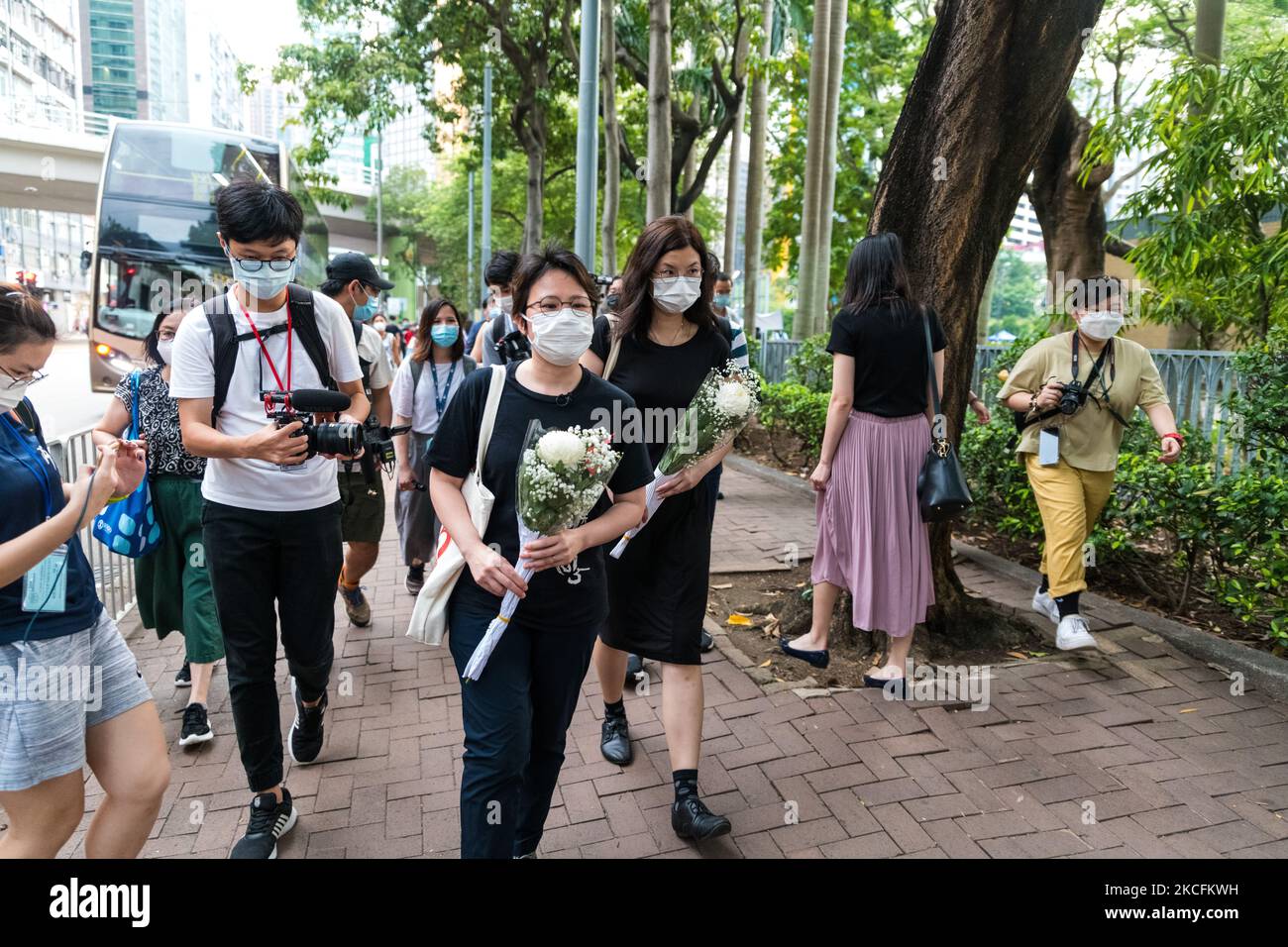 Deux dames portent des fleurs blanches en signe de deuil autour de Victoria Park. Sur 4 juin 2021 à Hong Kong, Chine. (Photo de Marc Fernandes/NurPhoto) Banque D'Images