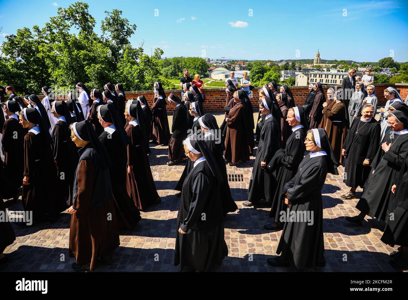 Les nonnes assistent au corpus Christi pendant la pandémie du coronavirus. Cracovie, Pologne sur 4 juin 2021. La procession commence par un prêtre portant une Monstruce sous une verrière. Les fidèles le suivent en chantant des hymnes religieux, tandis que les jeunes filles vêtues de robes régionales blanches ou traditionnelles dispersent les pétales de fleurs le long du parcours. Corpus Christi est une fête mobilier catholique commémorant la Transubstitution. (Photo de Beata Zawrzel/NurPhoto) Banque D'Images