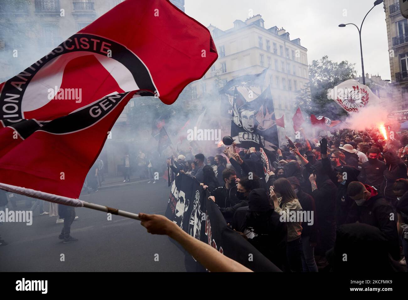 Une manifestation antifasciste a eu lieu entre la République et la place Gambetta pour le huitième anniversaire de la mort de Clément Meric à Paris, le 5 juin 2021, un jour après la mort de deux ex-skinheads impliqués dans la mort de l'activiste antifasciste, tué au cours d'une bagarre en 2013, Ont été condamnés à 8 et 5 ans de prison par le tribunal d'assises. (Photo par Adnan Farzat/NurPhoto) Banque D'Images