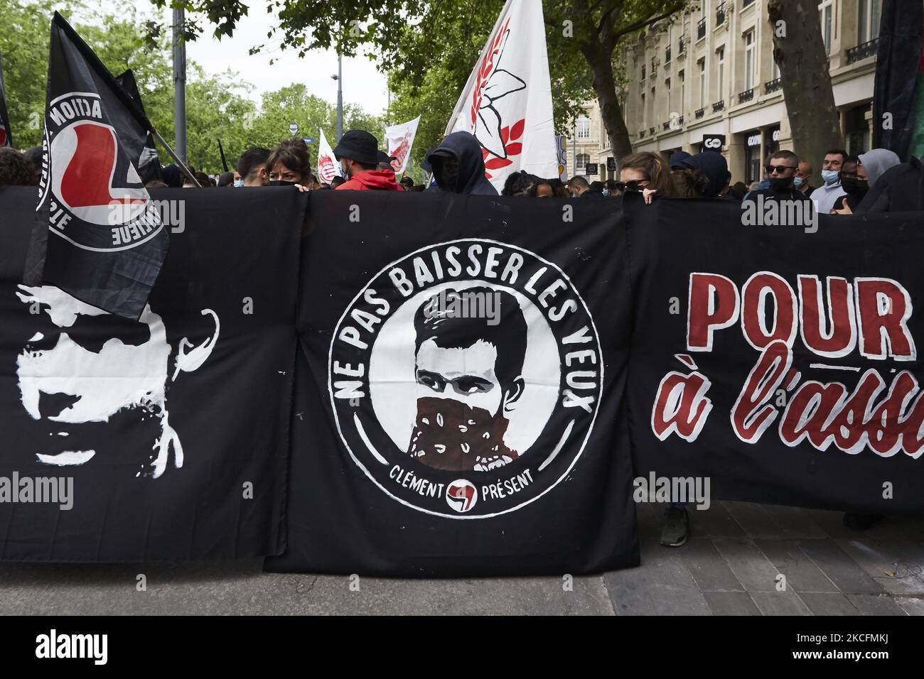 Une manifestation antifasciste a eu lieu entre la République et la place Gambetta pour le huitième anniversaire de la mort de Clément Meric à Paris, le 5 juin 2021, un jour après la mort de deux ex-skinheads impliqués dans la mort de l'activiste antifasciste, tué au cours d'une bagarre en 2013, Ont été condamnés à 8 et 5 ans de prison par le tribunal d'assises. (Photo par Adnan Farzat/NurPhoto) Banque D'Images