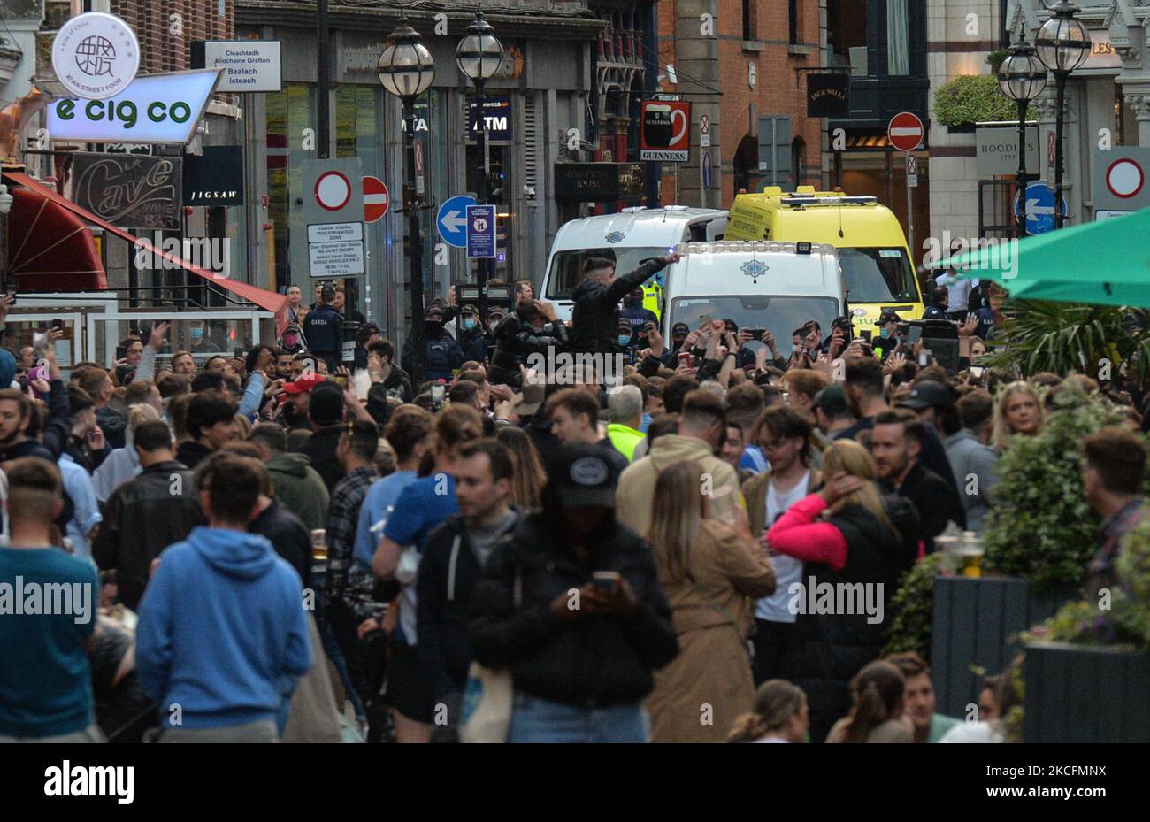 Les membres de l'unité d'ordre public de Gardai appliquent les restrictions de la COVID-19 sur la rue Anne Sud dans le centre-ville de Dublin. Le dimanche 5 juin 2021, à Dublin, Irlande. (Photo par Artur Widak/NurPhoto) Banque D'Images