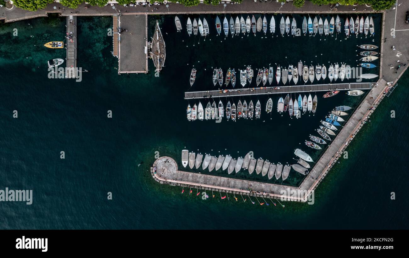 Vue sur les bateaux amarrés au port, à Garda, en Italie, sur 5 juin 2021. Le lac de Garde est le plus grand lac d'Italie et un lieu de vacances populaire dans le nord de l'Italie. (Photo de Manuel Romano/NurPhoto) Banque D'Images