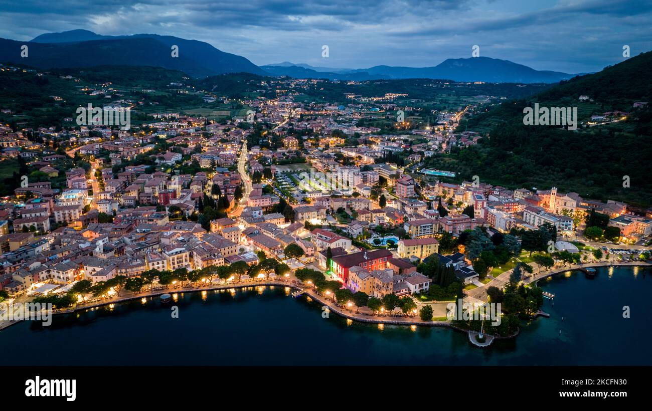 Une vue de drone de Garda, Italie, sur 5 juin 2021, pendant le coucher du soleil. Le lac de Garde est le plus grand lac d'Italie et un lieu de vacances populaire dans le nord de l'Italie. (Photo de Manuel Romano/NurPhoto) Banque D'Images
