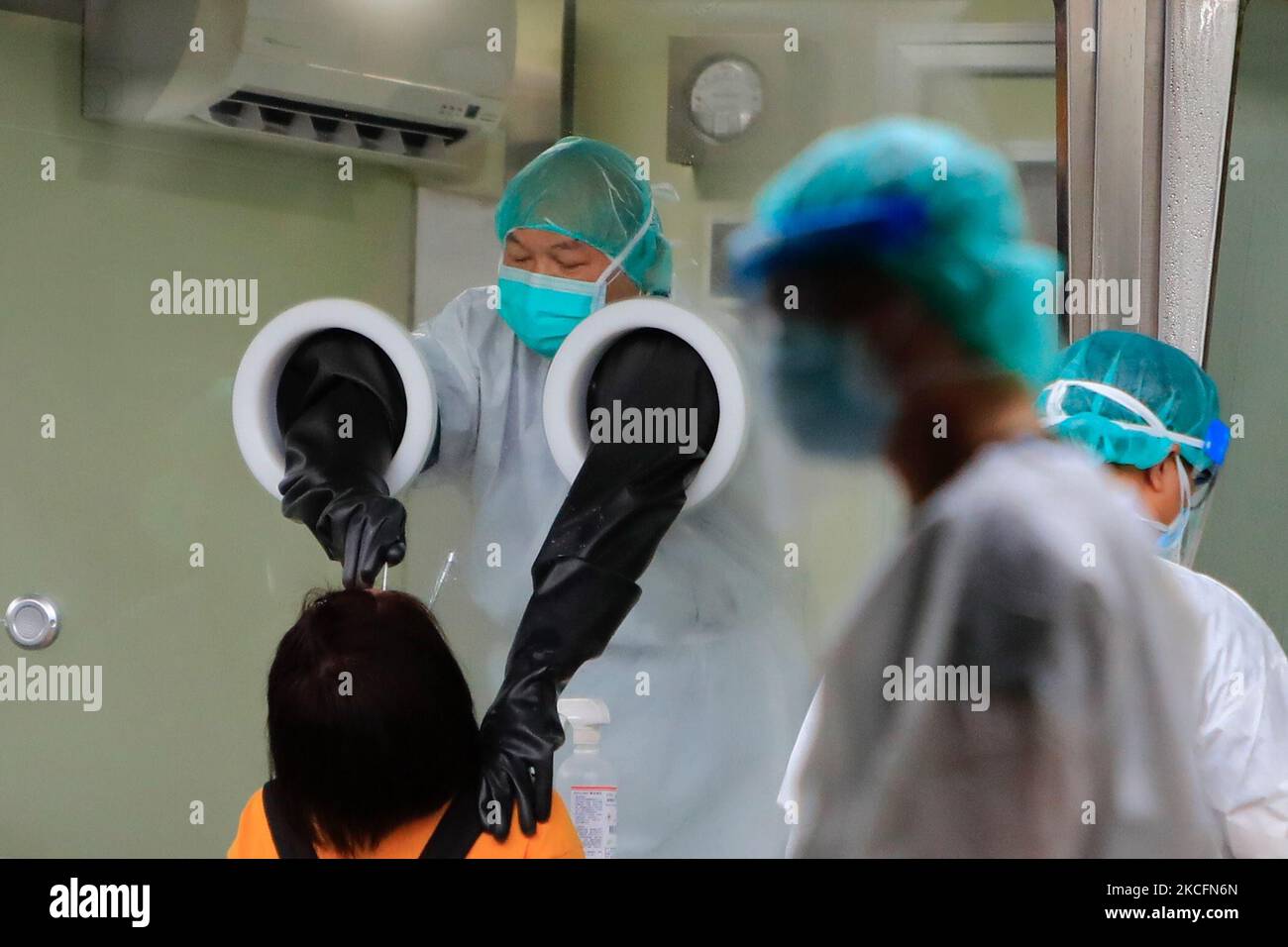 Les gens continuent de recevoir un test Covid rapide dans un hôpital où des travailleurs médicaux portant un EPI les administrent, suite à une augmentation du nombre de décès et d'infections domestiques chez Covid-19, à New Taipei, Taïwan, le 5 juin 2021. Selon les CDC de Taïwan, dimanche, 36 nouveaux décès et 335 cas domestiques ont été signalés, sans pour aucun autre approvisionnement en vaccins. (Photo de CEng Shou Yi/NurPhoto) Banque D'Images