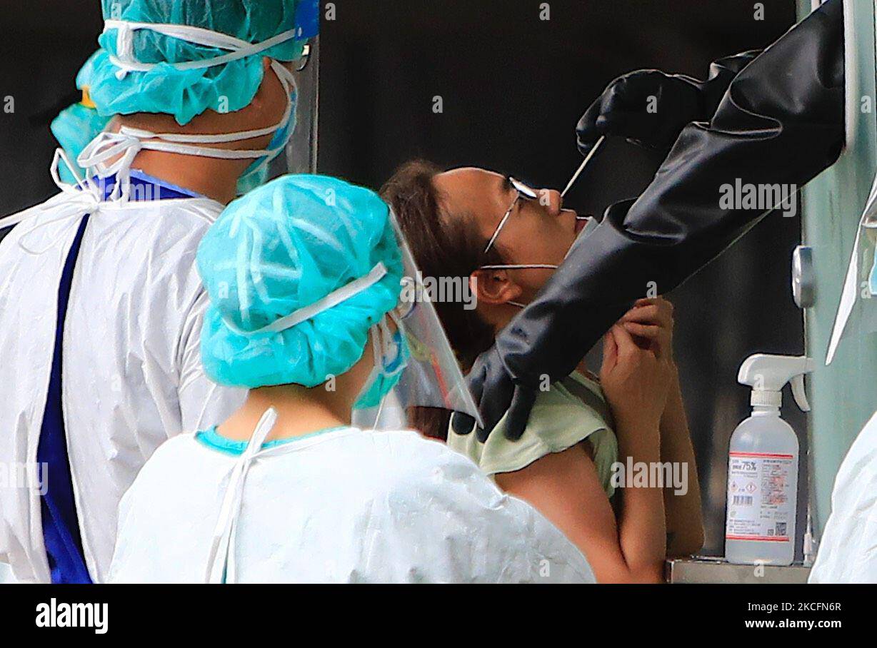 Les gens continuent de recevoir un test Covid rapide dans un hôpital où des travailleurs médicaux portant un EPI les administrent, suite à une augmentation du nombre de décès et d'infections domestiques chez Covid-19, à New Taipei, Taïwan, le 5 juin 2021. Selon les CDC de Taïwan, dimanche, 36 nouveaux décès et 335 cas domestiques ont été signalés, sans pour aucun autre approvisionnement en vaccins. (Photo de CEng Shou Yi/NurPhoto) Banque D'Images
