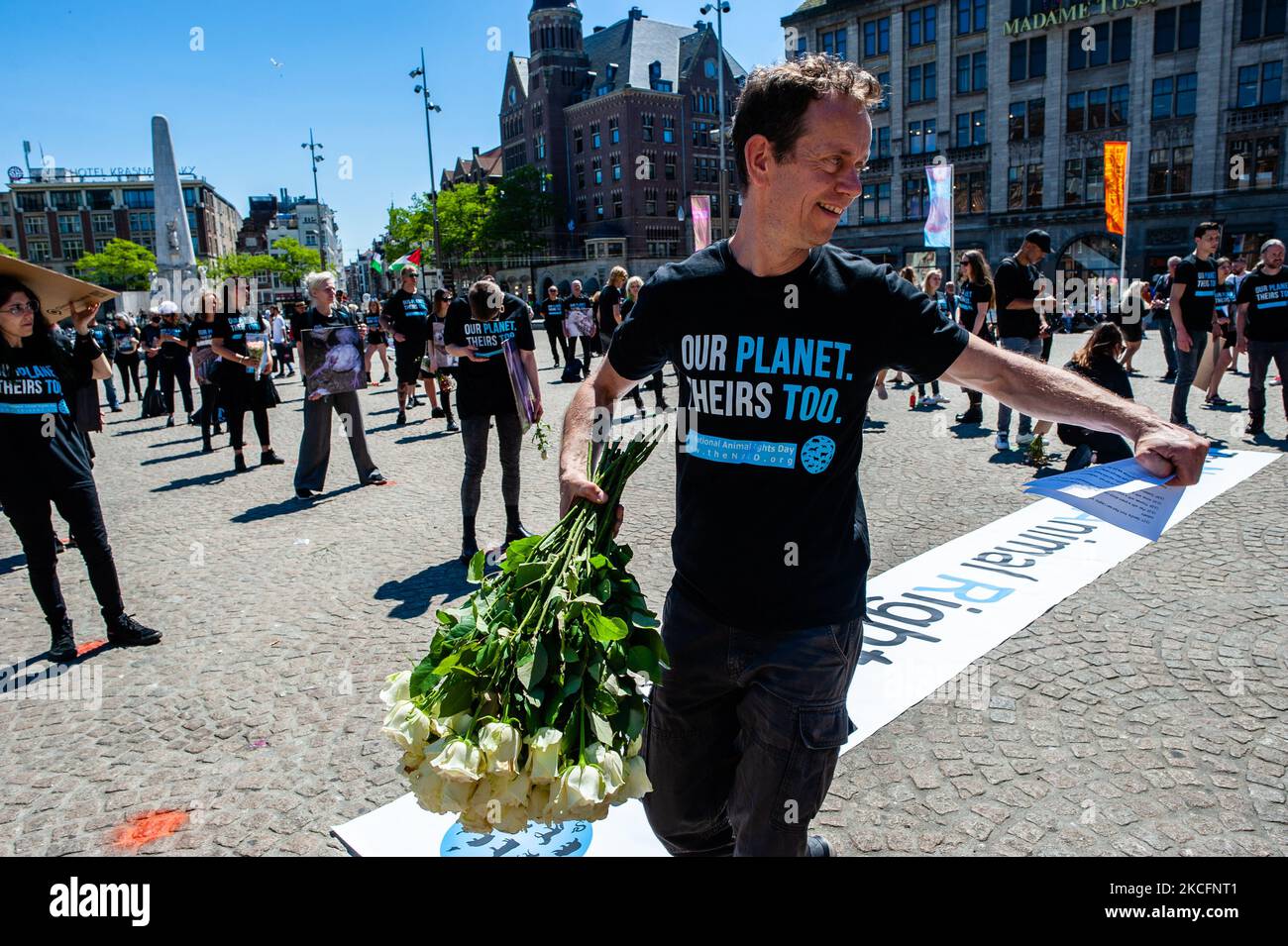 L'un des activistes animaux organise un bouquet de fleurs lors de la Journée nationale des droits des animaux qui s'est tenue à Amsterdam, sur 6 juin 2021. (Photo par Romy Arroyo Fernandez/NurPhoto) Banque D'Images