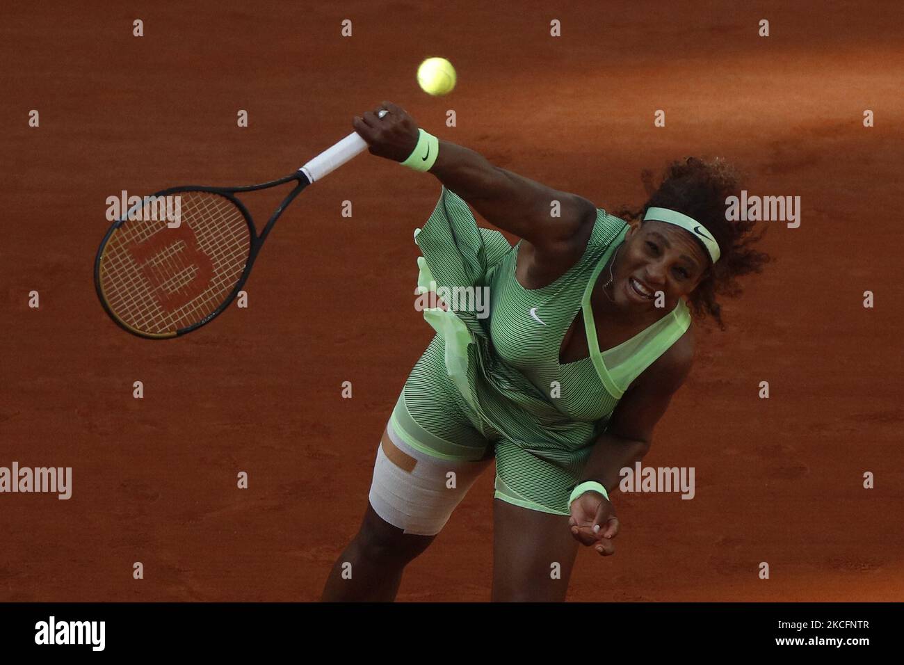 Serena Williams des Etats-Unis en action contre Elena Rybakina du Kazakhstan dans la ronde 4th des singles sur le court Philippe-Chatrier pendant le tournoi de tennis ouvert à Roland Garros à Paris, France sur 06 juin 2021.(photo de Mehdi Taamallah/NurPhoto) Banque D'Images