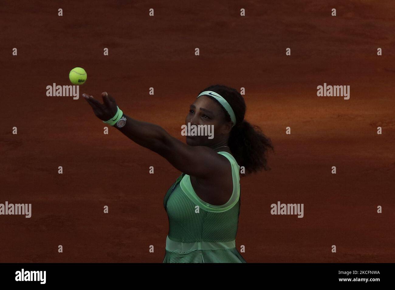 Serena Williams des Etats-Unis en action contre Elena Rybakina du Kazakhstan dans la ronde 4th des singles sur le court Philippe-Chatrier pendant le tournoi de tennis ouvert à Roland Garros à Paris, France sur 06 juin 2021.(photo de Mehdi Taamallah/NurPhoto) Banque D'Images