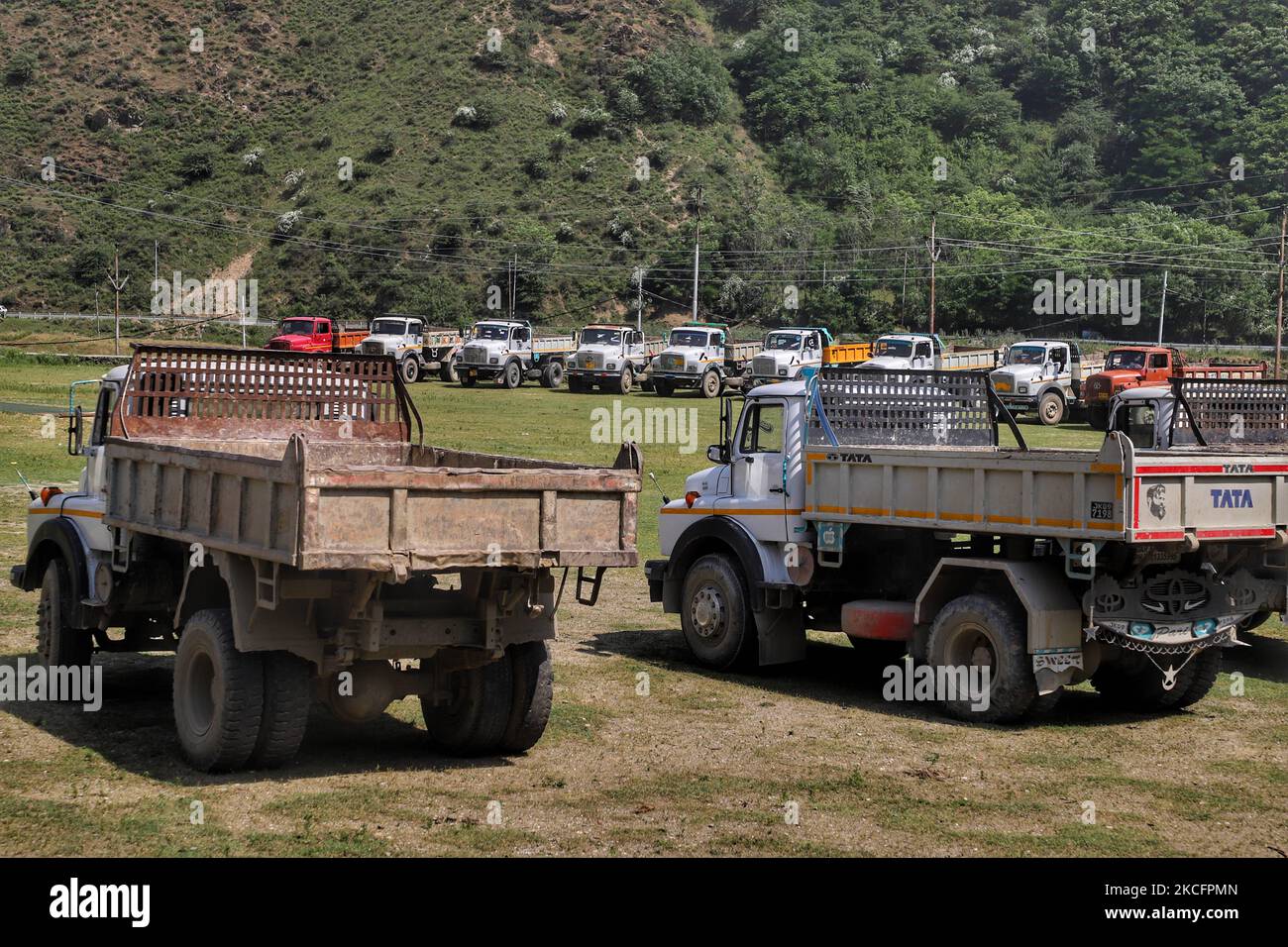 Des décapants sont vus dans un sol de la région de Drangbal, à Baramulla, Jammu-et-Cachemire, en Inde, le 07 juin 2021. Tipper Union au Cachemire a été mis en grève car ils sont interdits d'extraction des ressources naturelles et ont cessé le transport du sable, des pierres et d'autres matériaux de construction. Tipper Union a déclaré que l'abrogation de l'article 370, le gouvernement a donné tous les grands projets à des entreprises extérieures au Cachemire qui ont abouti à l'emploi dans la vallée. Ils ont toutefois allégué que l'exploitation illégale des mines et des transports continuait avec l'aide des fonctionnaires du gouvernement. (Photo de Nasir Kachroo/N. Banque D'Images