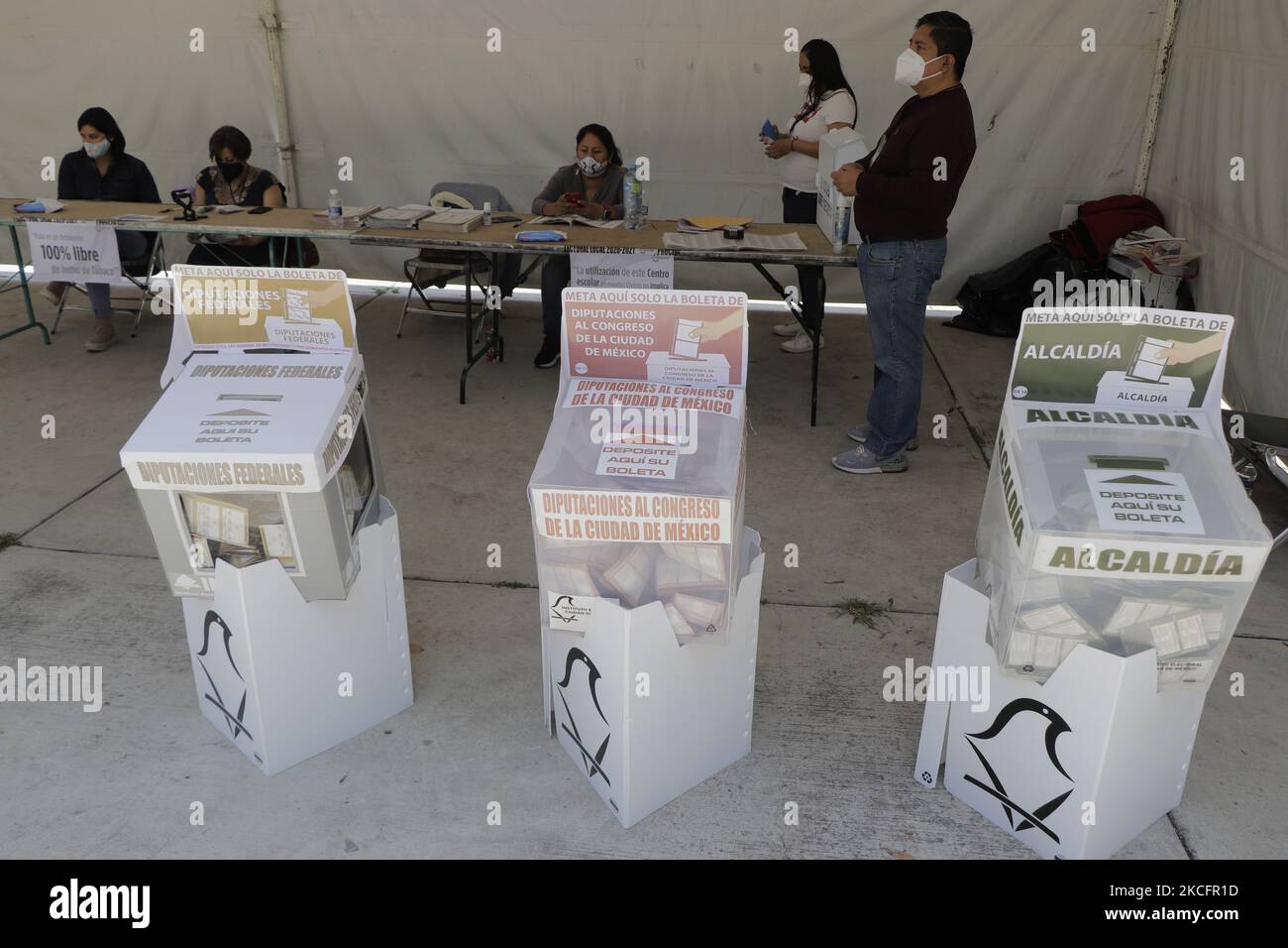 Les sondages ont été installés dans un bureau de vote situé à Iztapalapa, à Mexico, à l'occasion des élections de mi-mandat au Mexique pendant l'urgence sanitaire COVID-19, où la Chambre des représentants sera renouvelée et 15 postes de gouverneur, 30 congrès et maires locaux seront élus dans 30 états du pays. (Photo de Gerardo Vieyra/NurPhoto) Banque D'Images