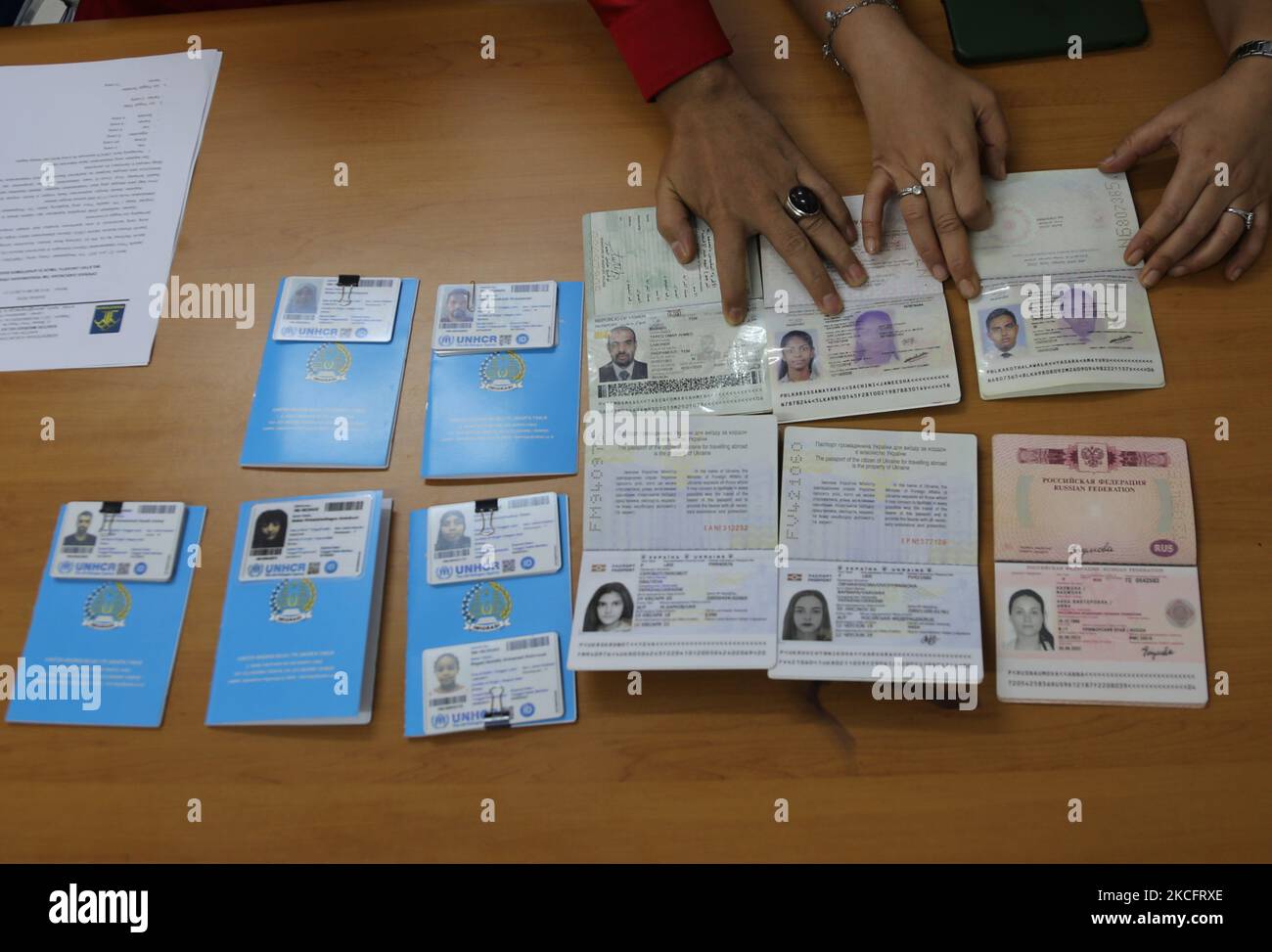 Les agents d'immigration recueillent des données sur les résidents des pays étrangers après avoir mené une opération conjointe à l'appartement de la ville de Basura, Jakarta, on, 6 juin 2021. D'après les résultats de l'opération, six ressortissants étrangers d'Ukraine, de Russie, du Yémen, de Sri Lanka, ont été trouvés violer les règles en dépassant le permis de séjour en Indonésie par vérifier l'identité de passeport des ressortissants étrangers et aller à l'appartement de chambre. (Photo de Dasril Roszandi/NurPhoto) Banque D'Images