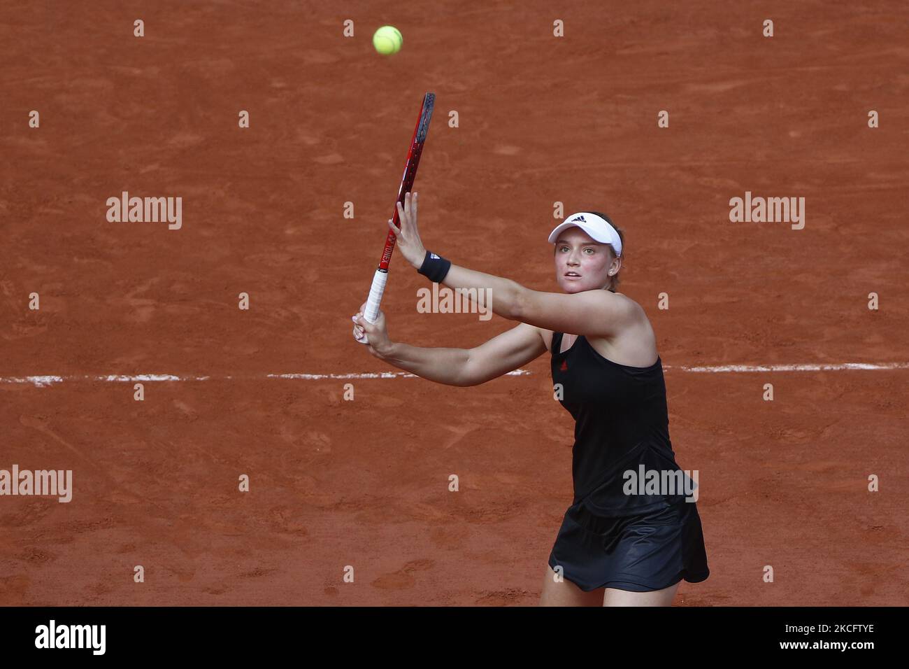 Elena Rybakina au Kazakhstan joue contre Anastasia Pavlyuchenkova en Russie lors de leur match de tennis quart-finale féminin le jour 10 du tournoi de tennis Roland Garros 2021 à Paris, France sur 8 juin 2021. (Photo de Mehdi Taamallah/NurPhoto) Banque D'Images